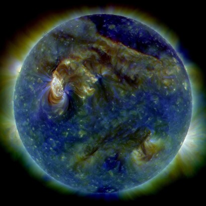 Recreación ultravioleta donde se muestra un a una llamarada solar de clase C3 (área blanca en la esquina superior izquierda), un tsunami solar (estructura ondulada, arriba a la derecha) y múltiples filamentos de plasma siguiendo un campo magnético
