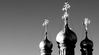 Descubra a história da Revolução Russa de 1917 e o surgimento dos sovietes neste relato envolvente sobre a transformação política e social na Rússia