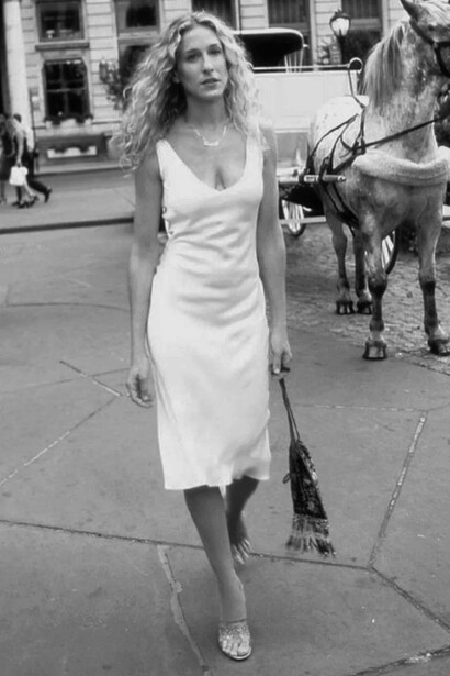 Carrie Bradshaw passou de uma personagem identificável a um ícone inatingível, refletindo o impacto da evolução de Sarah Jessica Parker no controle criativo da série