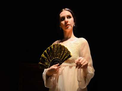 Anakarina Fajardo como la bailarina Anna Pavlova en la obra «El Benemérito y La Pavlova» en el teatro del Trasnocho Cultural en Caracas, Venezuela