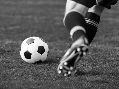 Con el tiempo me fui a jugar a otras canchas, más lejanas, de pasto natural que no necesitaban sus servicios