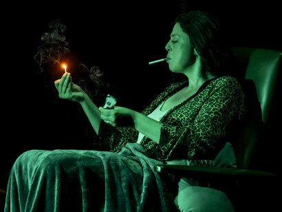 Perfino il cuscino, che quasi partecipa alla sensualità di Giorgia Cerruti, è posato con accuratezza registica. “Favola” ha debuttato in prima nazionale a Napoli © Franco Rabino

