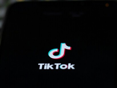Icona di TikTok al centro dello schermo di uno smartphone