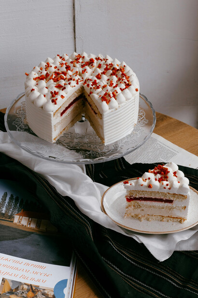 O pão de ló se torna um clássico da culinária brasileira no século XX, presente em bolos, tortas e sobremesas deliciosas
