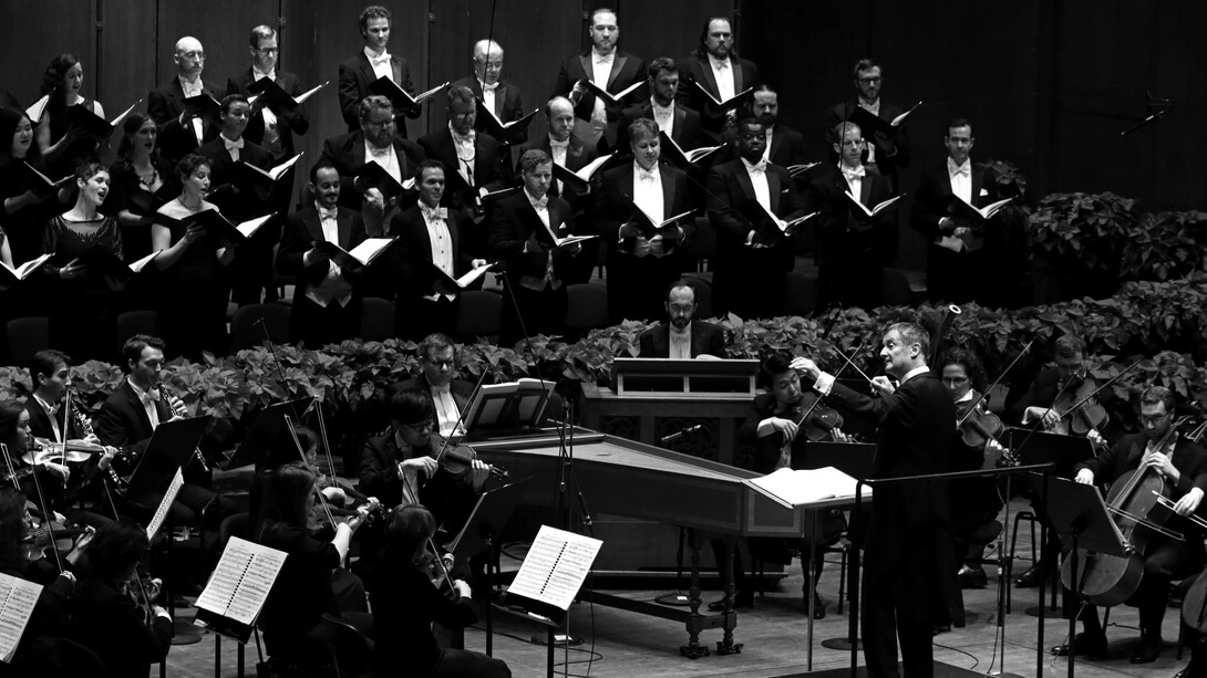 Harry Bicket dirigiendo la Filarmónica de Nueva York y el Coro de la Sociedad Handel y Haydn en su interpretación de «El Mesías». Foto: Hiroyuki Ito