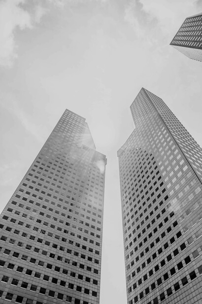 I grattacieli svettano sopra lo skyline del quartiere finanziario, rappresentando la potenza e la portata dell'economia globale odierna