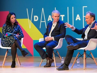 Tim Berners-Lee all'Open Data Institute's Summit, Londra, UK, (2014). Nel 1980, è entrato a far parte del CERN a Ginevra, assumendo un ruolo di responsabilità nel dipartimento di Ingegneria del Software