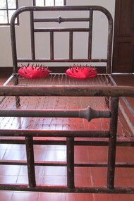Pedro Arrieta (Costa Rica): «Amor punzante noche tras noche». Instalación. Premio Bienal CCR, 1996