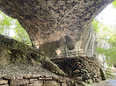 Ubicadas a 500 metros del centro urbano, este complejo kárstico superficial es el escenario donde la leyenda sitúa la celebración de los aquelarres, las fiestas rituales que la Inquisición juzgó como culto demoníaco a comienzos del S. XVII. Cuevas de Zugarramurdi, Navarra, España