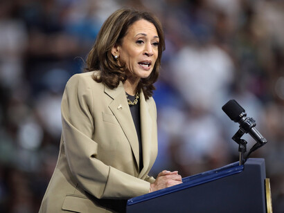 Une campagne pleine de gestes, mais sans résoudre les problèmes clés. Kamala Harris lors d'un rassemblement de campagne au Desert Diamond Arena à Glendale, Arizona, le 9 août 2024. Photo de Gage Skidmore