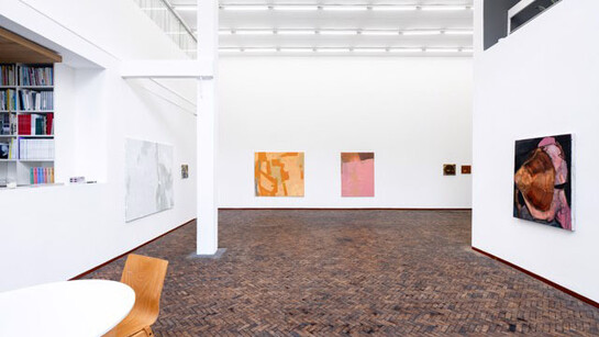 Lotta Tol and Lulu Chiadmi, Thumb through the sleeve, exhibition view. Courtesy of Gerhard Hofland