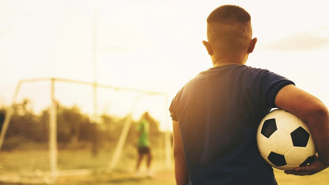 Jugador de futbol llanero frente a la portería, México