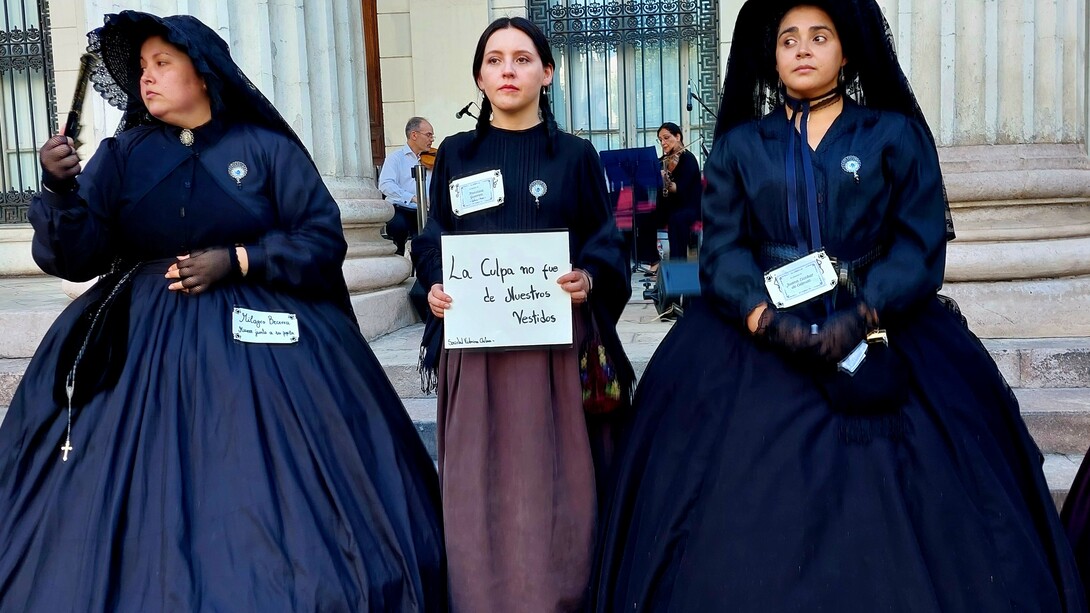 Mujeres vestidas con luto de la época. Homenaje a los 162 años del incendio de la Compañía, Santiago de Chile, 8 de diciembre de 2025