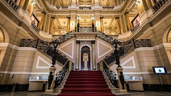 Biblioteca nacional do Brasil, no Rio de Janeiro, RJ. Saber o que as palavras significam é um conhecimento prático de que nos valemos nas interações cotidianas
