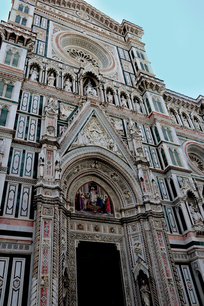 Em Florença, Itália, a Catedral de Santa Maria del Fiore, ou Duomo, é conhecida por sua fachada de mármore colorido e pela cúpula que domina o horizonte da cidade, símbolo do poder e criatividade renascentista