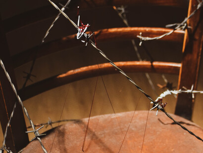 Explore oscura kermés oscura e entenda o impacto duradouro do terrorismo de estado na Argentina de 1976 a 1983 por meio de uma experiência sensorial única. Foto tirada pelos autores da exposição OKA: Gustavo Hennekens, Victoria Puigcernau, Valentina Arlettaz e Félix Lenzi Colman