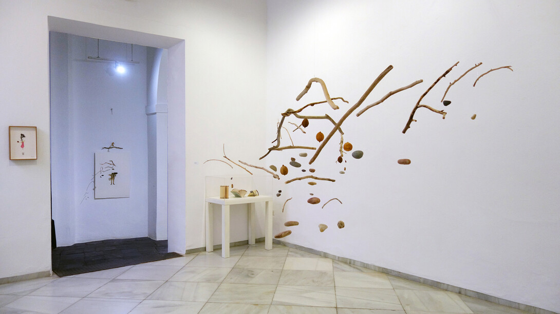 Eugenio Ampudia, Millones de años de descargas eléctricas, vista de exhibición. Cortesía de la Galería Rafael Ortiz