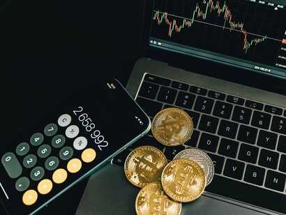 Lembremos que a pandemia demonstrou que boa parte dos brasileiros não eram bancarizados. A criação do pix como uma forma de pagamento com custo zero, provavelmente trouxe para essas pessoas uma possibilidade de realizar transferências e fazer seus pagamentos. Tudo isso, mais a possibilidade de possuir um cartão de crédito, só por possuir um número de CPF, pode ter feito a diferença para essa comunidade.
Poderíamos discutir que essa estratégia dos banquinhos foi extremamente eficiente para captar aqueles CPFs que eram simplesmente ignorados pelos bancões