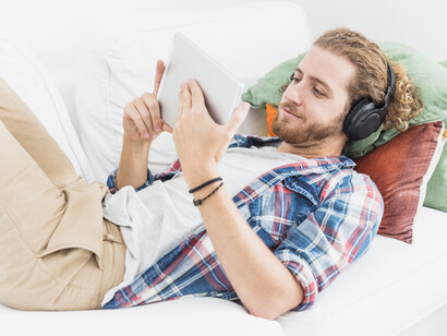 Evitar el uso de pantallas iluminadas en las horas previas al sueño