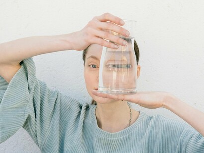 Ao revisitar a trajetória histórica, constata-se que, na Antiguidade e na Idade Média, a exclusão era vista como algo natural, e os direitos da pessoa se restringiam a grupos específicos. Nas civilizações grega e romana, por exemplo, somente homens livres tinham acesso à cidadania e às decisões políticas, enquanto mulheres, estrangeiros e pessoas escravizadas eram colocados em posições subordinadas