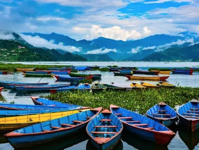 Barche sulle rive del fiume phewa, Nepal