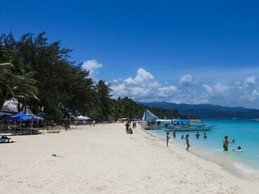Boracay è un esempio di località paradisiaca profondamente trasformata dall’espansione delle infrastrutture turistiche. Boracay, Visayas Occidentali, Filippine