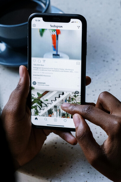 O futuro da mídia paga é promissor com a evolução constante da IA e do machine learning, que prometem novas formas de engajamento e compreensão do consumidor