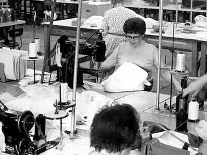 Dipendente durante la fabbricazione delle tute spaziali