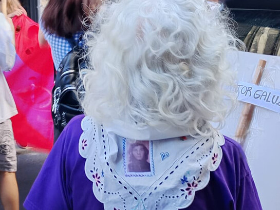 Mujer porta la fotografía de un pariente desaparecido por la última dictadura argentina en la marcha por el Día de la Memoria por la Verdad y la Justicia, 24 de marzo 2026, Ciudad Autónoma de Buenos Aires, Argentina