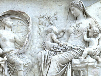 Más allá de su valor artístico, destaca en el Ara Pacis su extraordinario valor propagandístico