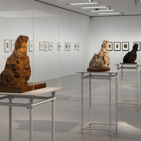 Verschiedene Künstler, Die erfindung der modernen skulptur, Ausstellungsansicht. Mit freundlicher Genehmigung des MUMOK