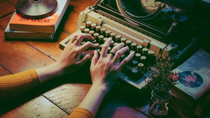 Roteirista e diretora escreve uma narrativa em máquina de escrever 
