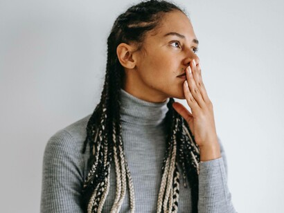 A woman seeing the light at the end of the darkness and is beginning to communicate to herself by also avoiding fears and pains that have placed her in a difficult situation 