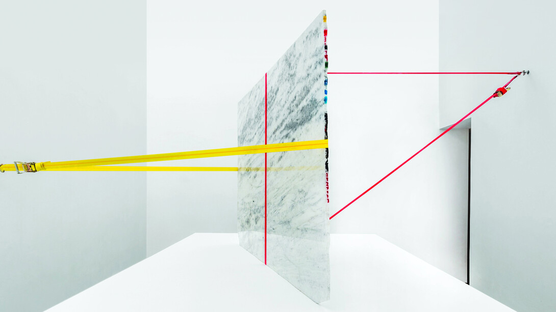 Jose Dávila, „Untitled (Allure)“, 2014
Ausstellungsansicht, State of Rest, OMR, 2014, Allure Marmor, Spanngurte, Ösenschrauben, 177,7 x 301,1 x 550 cm
Jose Dávila & VG Bild-Kunst, Bonn 2019, Foto: Enrique Macías Martínez