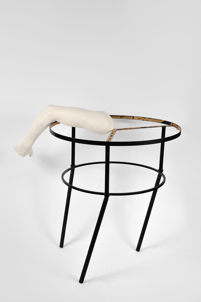 Benoît Maire, Déchet indexé (EITHER), 2015, Bras de mannequin en résine, métal, peinture acrylique, letraset, 94 x 74 x 68 cm, Courtesy galerie Thomas Bernard-Cortex Athletico