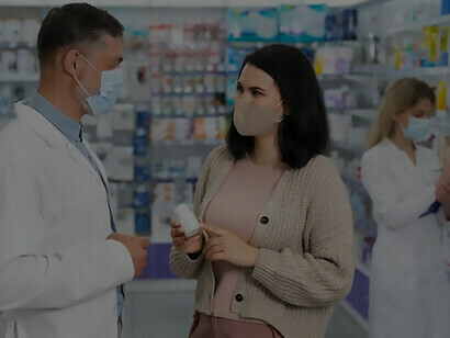 Um farmacêutico ajudando um paciente ao dispensar medicação prescrita