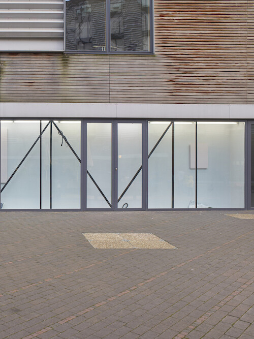 Torschlusspanik, Vitrine, London.