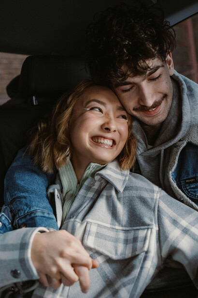 Casal feliz em momentos juntos após longo dia de trabalho