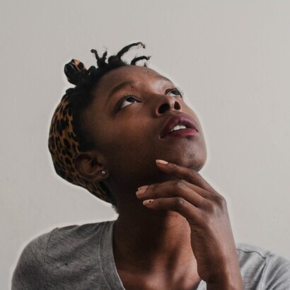 Mujeres que mira alto