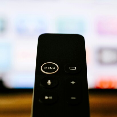 Un mondo che non si ferma abbastanza a lungo per consentire all’artista di ultimare la sua raffigurazione cancella la durata a favore della novità effimera