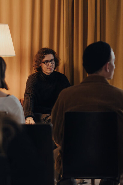 Ragazzo ascolta e interloquisce con le persone sedute di fronte a lui: cercate di comprendere non solo le parole ma anche le ragioni della persona con cui state dialogando