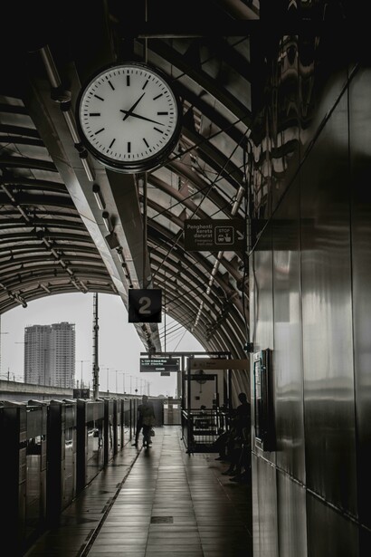Miró el reloj de la estación y se dio cuenta de que no había pasado ni un minuto desde su llegada