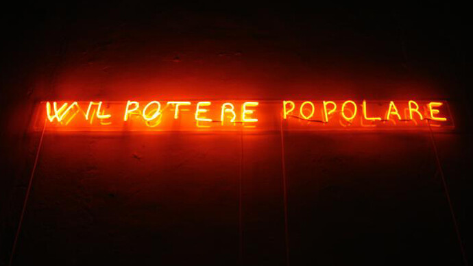 Nemanja Cvijanovič, W il potere popolare (neon), 2015, luci al neon, 10 x 170 cm 