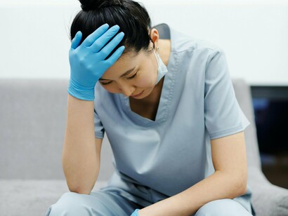 O resultado não demora a aparecer. O corpo dá sinais. A insônia se instala. A irritação se torna constante. O distanciamento afetivo vira mecanismo de defesa. A sensação de inutilidade cresce, mesmo diante de esforços gigantescos. A mente começa a questionar: “por que continuo aqui?”. E, em muitos casos, a resposta é o silêncio. Ou o adoecimento

