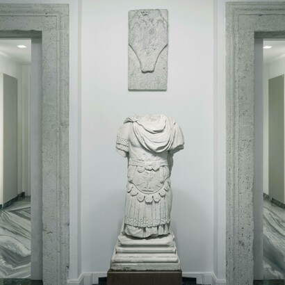 Statua a Palazzo delle Pietre, Roma, Italia