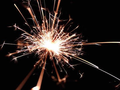 Fuegos artificiales de Año Nuevo. En Ecuador construyen figuras con papel maché o trapos viejos que representan los eventos negativos ocurridos en el ciclo anterior