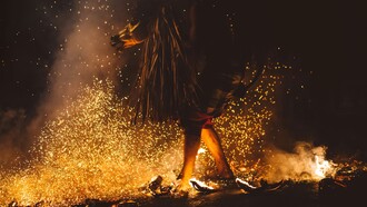 Il mondo magico è l’opera con cui Ernesto de Martino ha trasformato la magia da superstizione marginale a chiave per comprendere la fragilità dell’esistenza umana