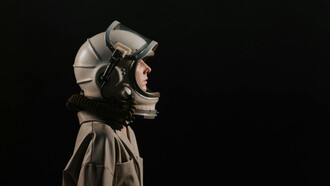 Eine Raumfahrerin und die Schwärze des Weltalls