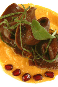 Cappellacci vegan al cacao con crema  di zucca al profumo di salvia e melograno      