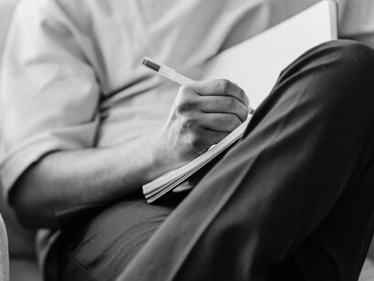 Adolescente che appunta i suoi pensieri su un diario segreto